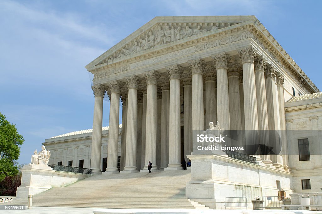 Hombre caminando de la Suprema Corte, Washington, DC - Foto de stock de Palacio de la justicia libre de derechos