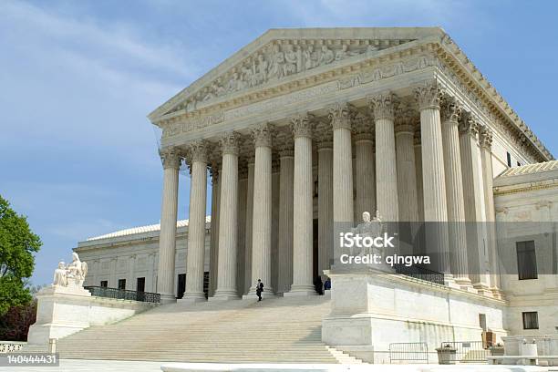 Hombre Caminando De La Suprema Corte Washington Dc Foto de stock y más banco de imágenes de Palacio de la justicia