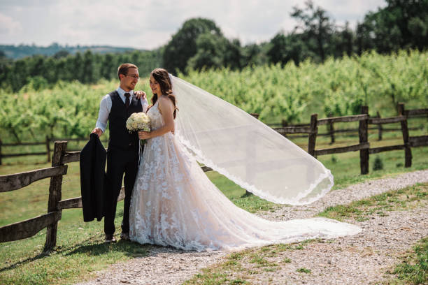 hermosa pareja de novios - heterosexual couple fotografías e imágenes de stock