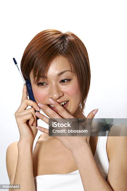 Photo libre de droit de Jeune Femme Japonaise Sur Le Téléphone banque d'images et plus d'images libres de droit de Adulte - Adulte, Asiatique de l'Est et du Sud-Est, Asie