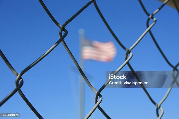 Valla Foto de stock y más banco de imágenes de Bandera - Bandera, Valla - Límite, EE.UU.