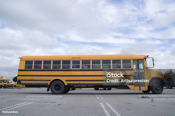 Foto de Ônibus Escolar e mais fotos de stock de Ônibus Escolar - Ônibus Escolar, Vista Lateral, Amarelo
