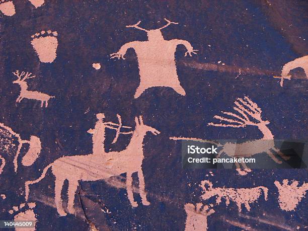 Охотничий Petroglyph — стоковые фотографии и другие картинки Лошадь - Лошадь, Охотник, Резная работа