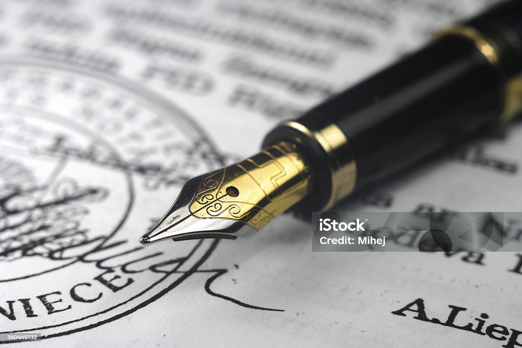 Golden Pointe de stylo plume sur document - Photo de Or - Couleur libre de droits