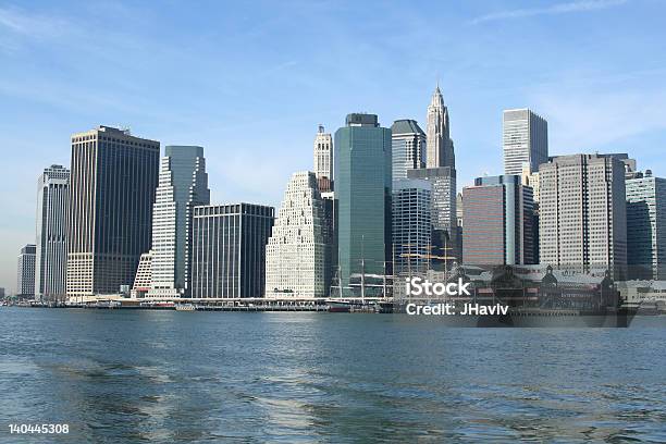 Inferiore Sullo Skyline Di Manhattan New York City - Fotografie stock e altre immagini di Acqua