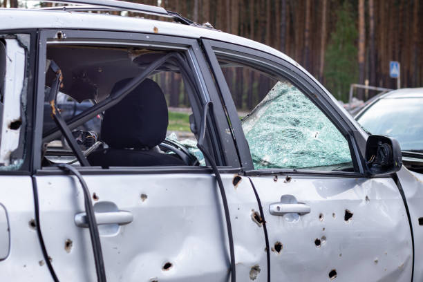 auto crivellata di proiettili. guerra della russia contro l'ucraina. un'auto di civili colpita dai militari russi durante l'evacuazione di donne e bambini. tracce di proiettili e frammenti di proiettili. - russian shot foto e immagini stock