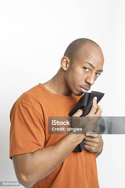 Smutny Człowiek African American Trzymając Czarny Ściereczką Patrzeć Do Kamery - zdjęcia stockowe i więcej obrazów Mężczyźni