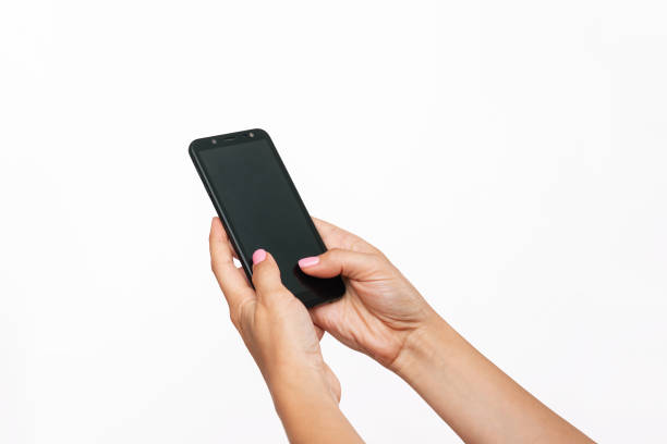 teléfono móvil con pantalla negra en manos femeninas aisladas sobre un fondo blanco. mujer usando el teléfono - double click fotos fotografías e imágenes de stock