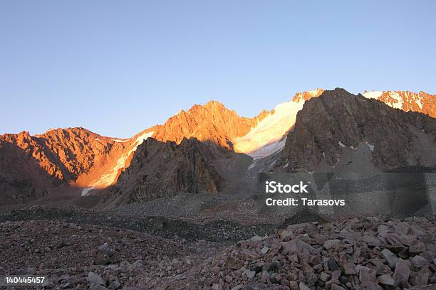 Photo libre de droit de Mountain Lumière Et Les Ombres banque d'images et plus d'images libres de droit de Chaîne de montagnes - Chaîne de montagnes, Crépuscule, Exploration