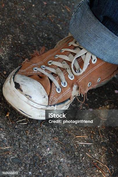 Utilizar Y Tattered Brown Shoe Converse De Tenis Foto de stock y más banco de imágenes de Agujero Agujero, Calzado, Cemento - iStock