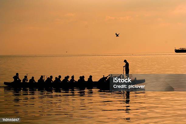 Baía De Manila Pôr Do Sol Rowers - Fotografias de stock e mais imagens de Ao Ar Livre - Ao Ar Livre, Baía, Cena de tranquilidade