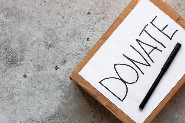 box con aiuti umanitari, donazioni, raccolta fondi con spazio per il primo piano del testo - jar currency donation box charity and relief work foto e immagini stock