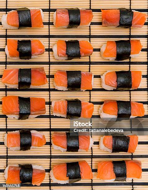 Fundo De Sushi Salmão Nigiri - Fotografias de stock e mais imagens de Alga marinha - Alga marinha, Almoço, Arroz - Alimento Básico