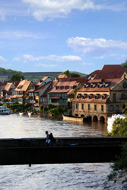 Ponte su un fiume nella città medievale di Bamberg - foto stock