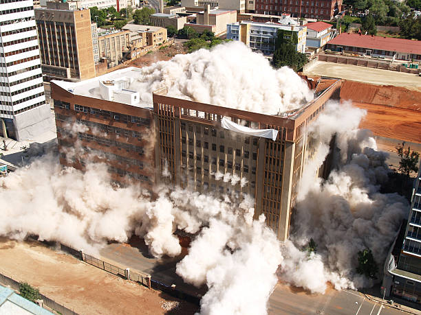 edifício implosion em joanesburgo, áfrica do sul - collapsing - fotografias e filmes do acervo