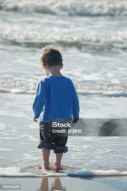 Ragazzino Sulla Spiaggia - Fotografie stock e altre immagini di Camminare nell'acqua - Camminare nell'acqua, Onda, 12-17 mesi