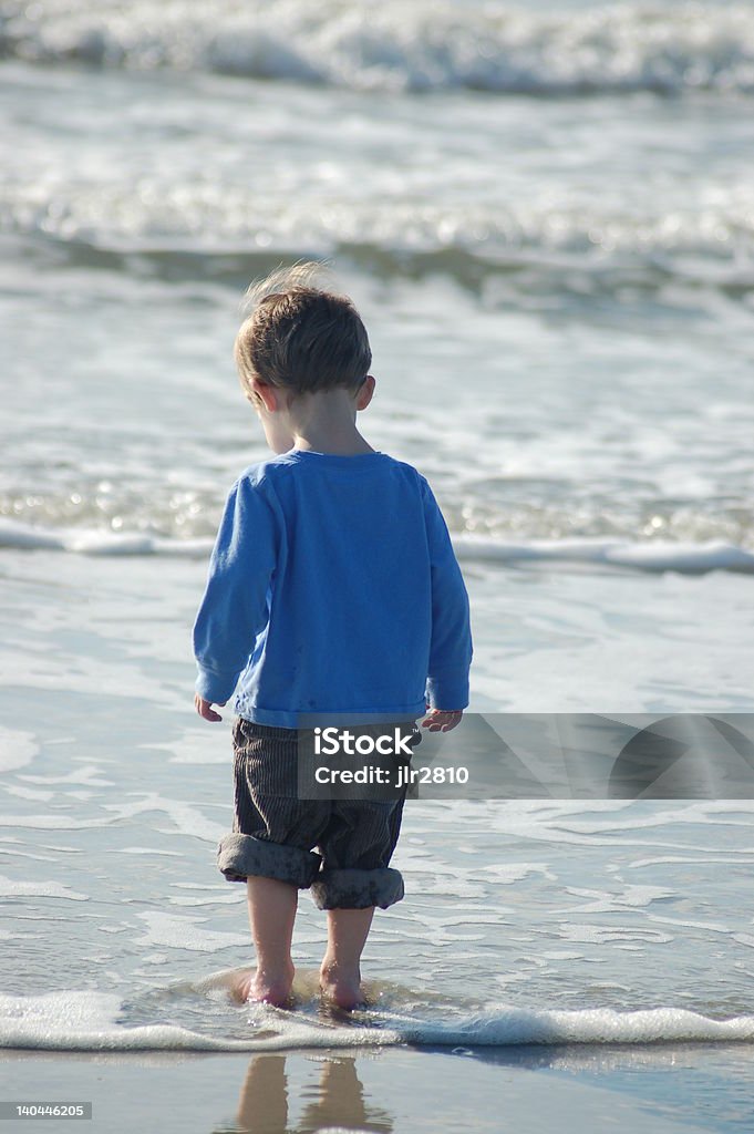 ビーチの少年 - 水につかるのロイヤリティフリーストックフォト
