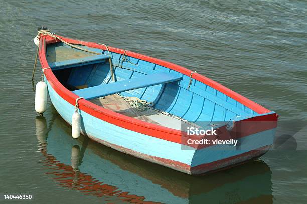 Barca Blu E Rosso - Fotografie stock e altre immagini di Andare in barchino - Andare in barchino, Attraccato, Barca a remi