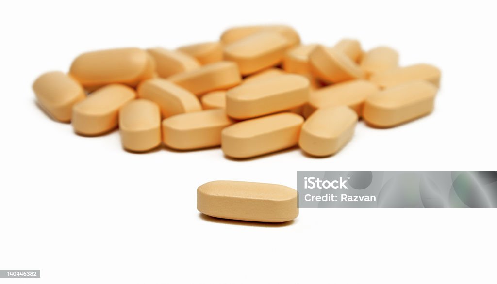 Uma pilha de vitaminas no branco de devolução - Foto de stock de Comprimido royalty-free
