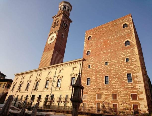 ランベルティ塔(イタリア語:torre dei lamberti)は、ヴェネト州(イタリア北部)のヴェローナ市にある古代中世の市民塔です。 - verona italy travel europe sunlight ストックフォトと画像