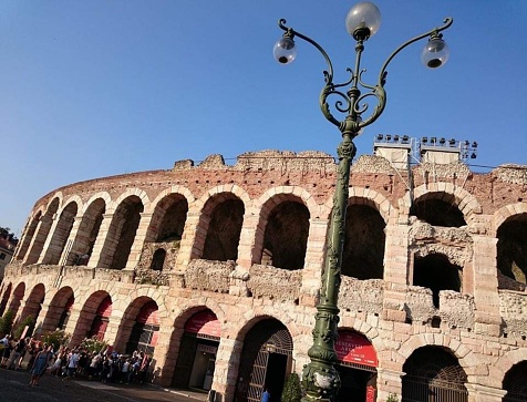 La Arena de Verona es un anfiteatro romano ubicado en la ciudad de Verona, Italia, conocido por las producciones de ópera que se realizan en él (Festival de Verona). photo