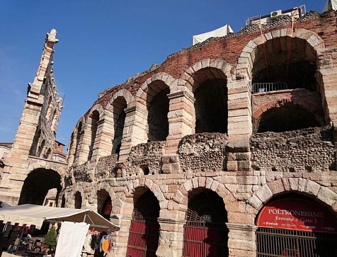 La Arena de Verona es un anfiteatro romano ubicado en la ciudad de Verona, Italia, conocido por las producciones de ópera que se realizan en él (Festival de Verona). photo