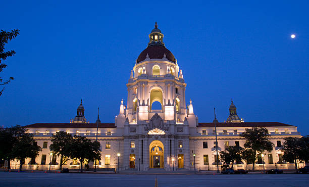 Pasadena City Hall bei Nacht – Foto