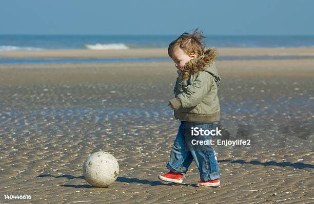 Милый Мальчик Играет В Футбол — стоковые фотографии и другие картинки Kids' Soccer - Kids' Soccer, Активный образ жизни, Береговая линия