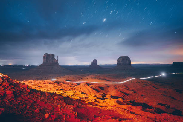 monument valley di notte - arizona desert landscape monument valley foto e immagini stock
