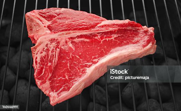 Foto de Bife Cru e mais fotos de stock de Bife - Bife, Carne, Carne Vermelha