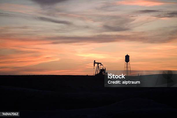 Pumpjack Pôr Do Sol - Fotografias de stock e mais imagens de Wyoming - Wyoming, Óleo, Ao Ar Livre