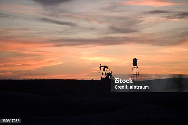 Pumpjack Закате — стоковые фотографии и другие картинки Вайоминг - Вайоминг, Нефть, Без людей