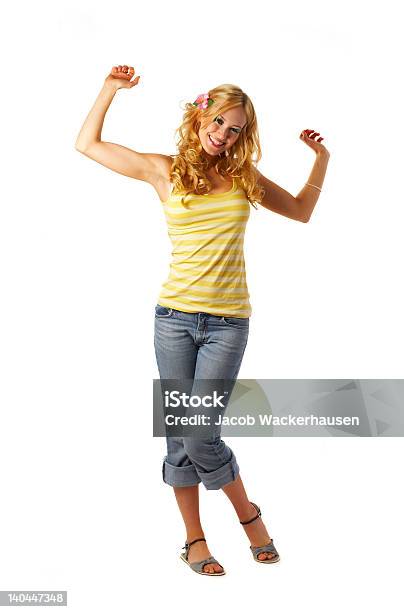 Danza Giovane Donna Vestita Per Lestate - Fotografie stock e altre immagini di 20-24 anni - 20-24 anni, Adulto, Allegro