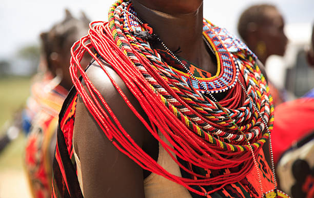 gioielli su un africano femmina, samburu kenya, africa - masai mara foto e immagini stock