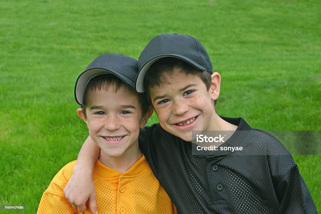 Hermanos en uniforme de béisbol - Foto de stock de Aire libre libre de derechos