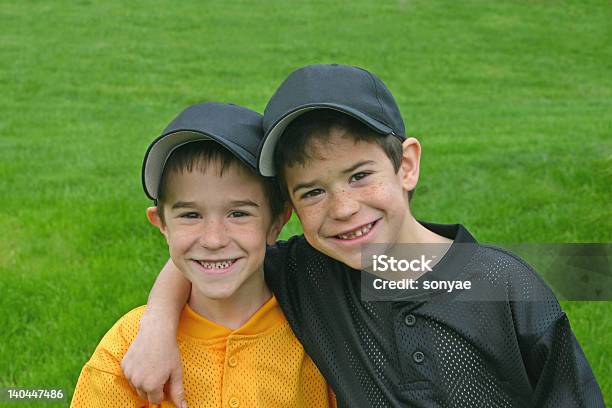 Hermanos En Uniforme De Béisbol Foto de stock y más banco de imágenes de Aire libre - Aire libre, Alegre, Amarillo - Color