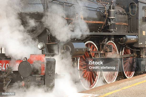 Foto de Locomotiva A Vapor e mais fotos de stock de Arcaico - Arcaico, Fumaça, Trem