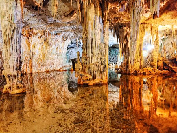 detail der neptunhöhle auf sardinien - tropfsteinhöhle stalaktiten stock-fotos und bilder