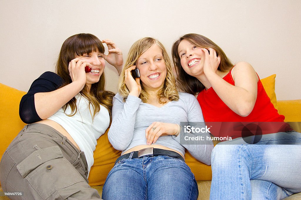 Drei junge Frauen sprechen - Lizenzfrei Glücklichsein Stock-Foto