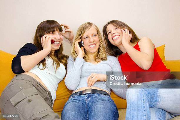 Drei Junge Frauen Sprechen Stockfoto und mehr Bilder von Glücklichsein - Glücklichsein, Teenager-Alter, Am Telefon