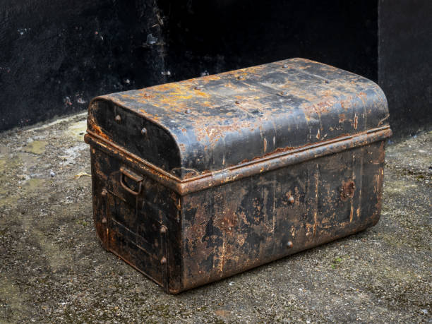 tronco de metal viejo, cofre. oxidado. - travel bag old fashioned dirty fotografías e imágenes de stock