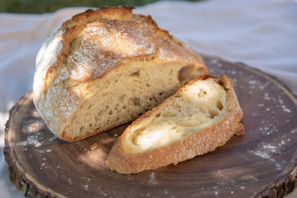 буханка на закваске - soda bread bread brown bread loaf of bread стоковые фото и изображения