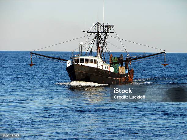 Fischerboot Stockfoto und mehr Bilder von Auf dem Wasser treiben - Auf dem Wasser treiben, Bedeckter Himmel, Bewässern