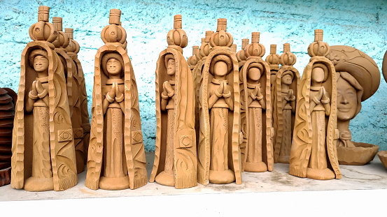 These clay art figures are made in Pernambuco, a state in the Northeast side of Brasil in which carries the tradition for many years. Usually are painted in vibrant colors. But the natural ones give a more rustic touch to the decoration.
