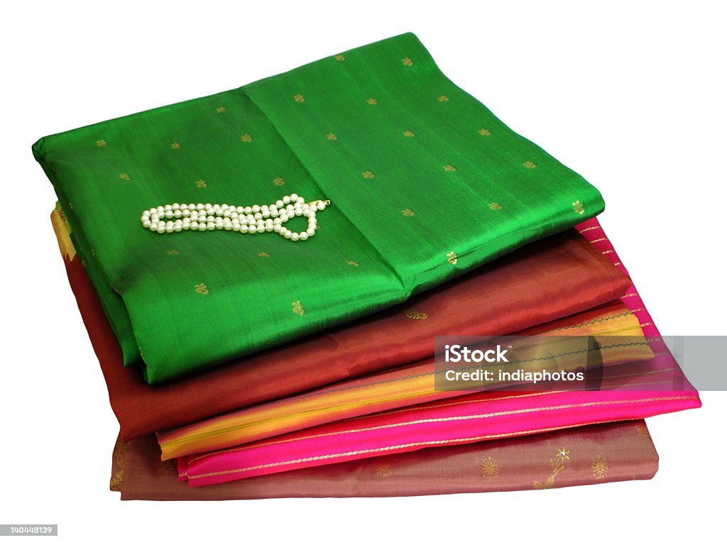 Sari Stack e una collana di perle - Foto stock royalty-free di Sari