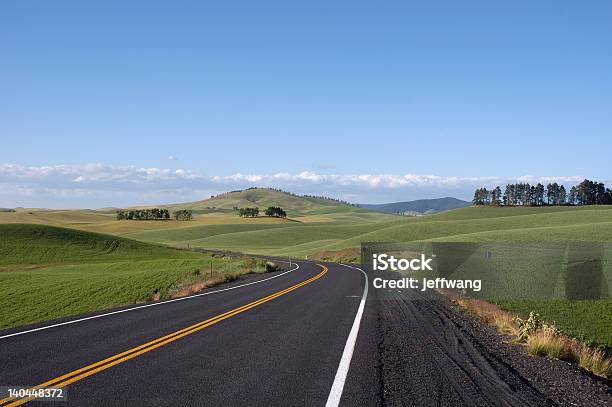 Highway Stockfoto und mehr Bilder von Abgeschiedenheit - Abgeschiedenheit, Autoreise, Blau