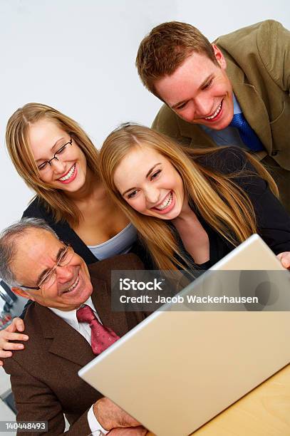 Businessteam Blick Auf Einen Laptop Stockfoto und mehr Bilder von Aktiver Senior - Aktiver Senior, Alter Erwachsener, Arbeiten