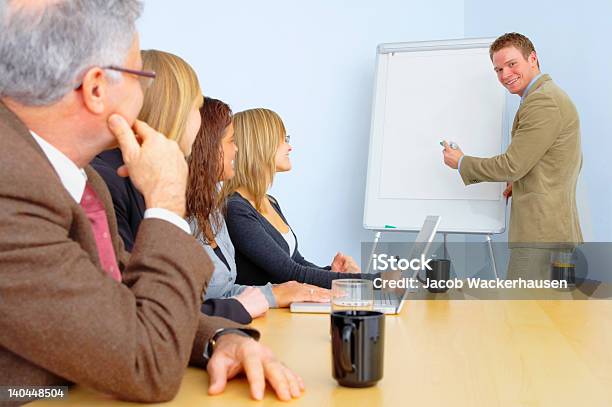 Apresentação Da Empresa - Fotografias de stock e mais imagens de Adulto - Adulto, Apresentação - Discurso, Aula de Formação