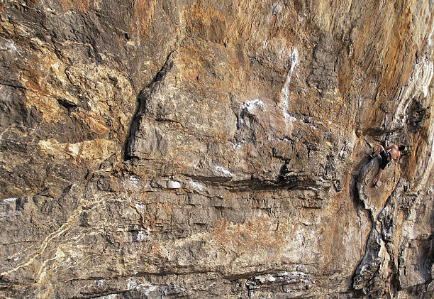 arrampicata - hanging on rock rock climbing foto e immagini stock