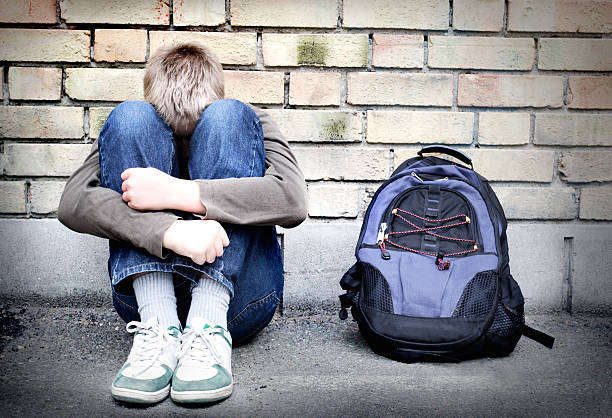 Arrabbiato ragazzo contro il muro - foto stock